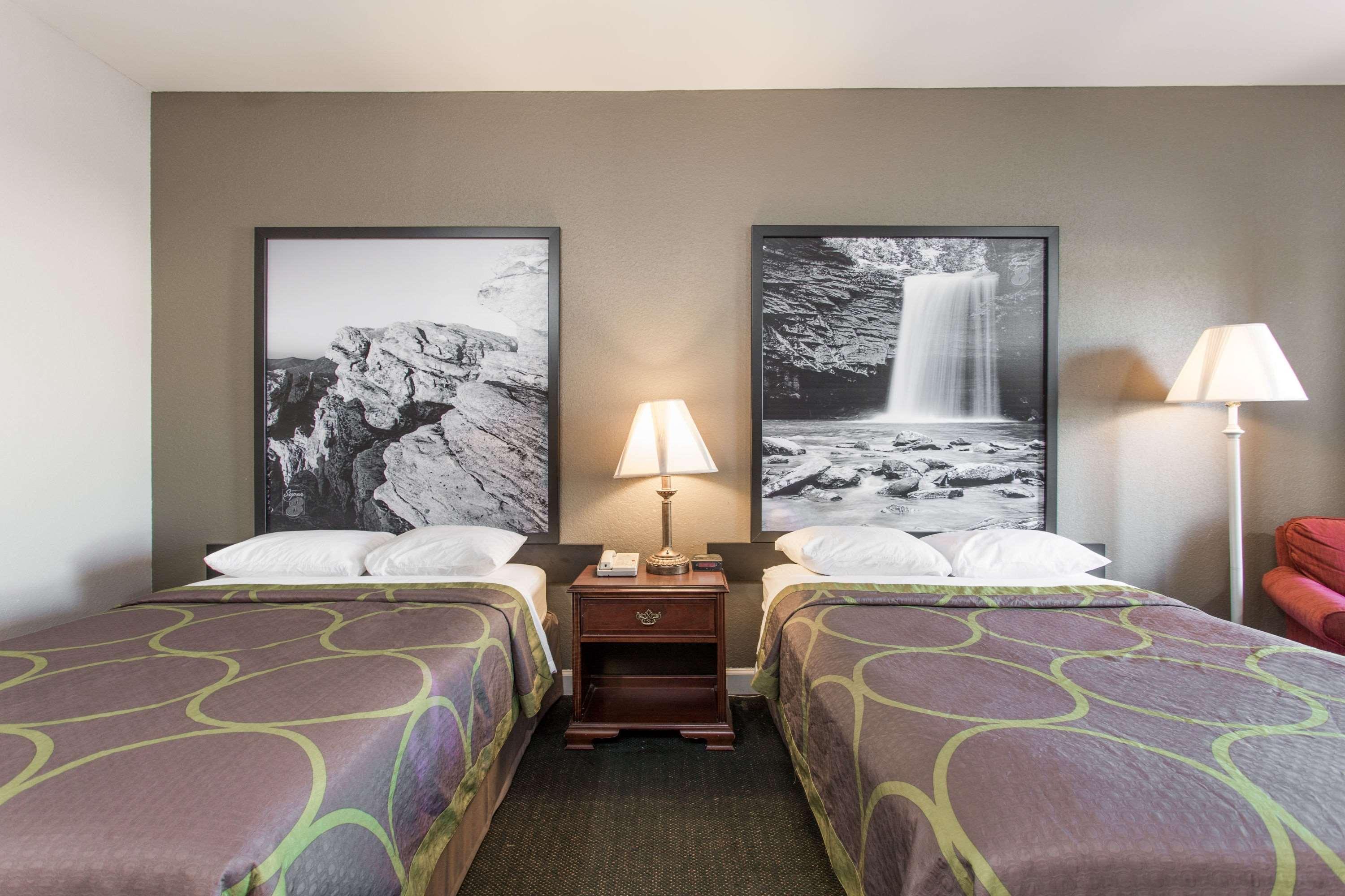 Super 8 by Wyndham Petersburg Motel Bagian luar foto