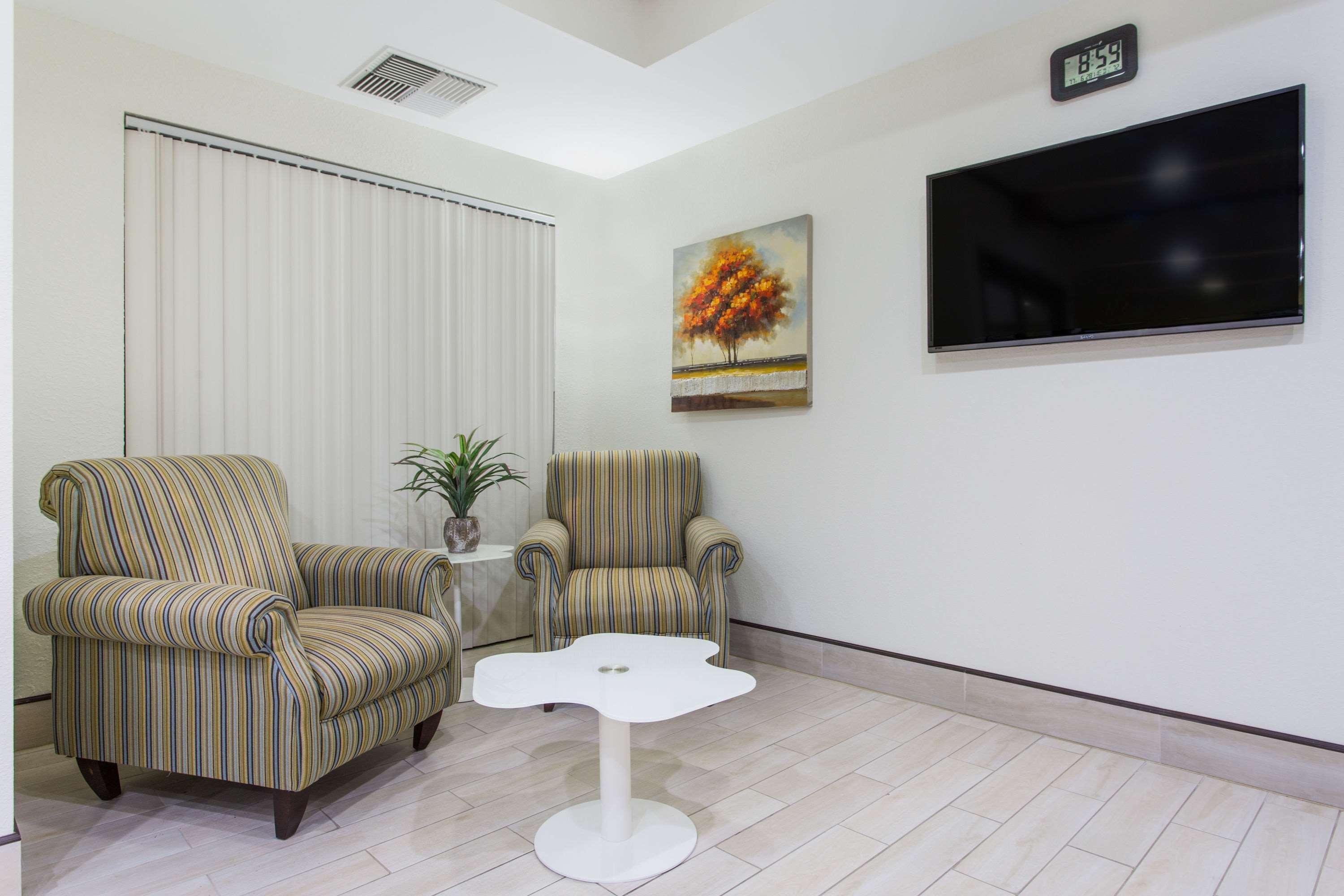 Super 8 by Wyndham Petersburg Motel Bagian luar foto