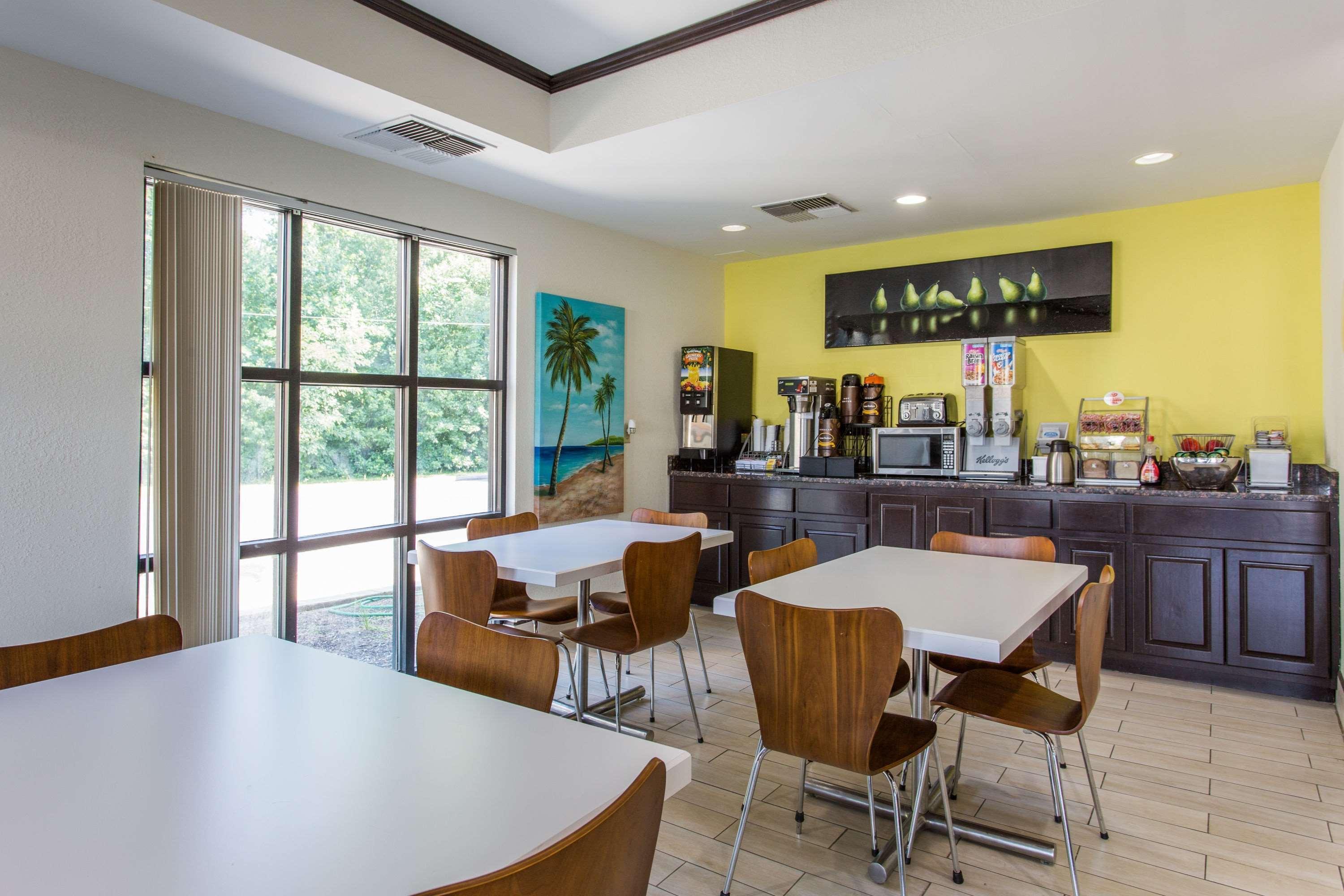 Super 8 by Wyndham Petersburg Motel Bagian luar foto