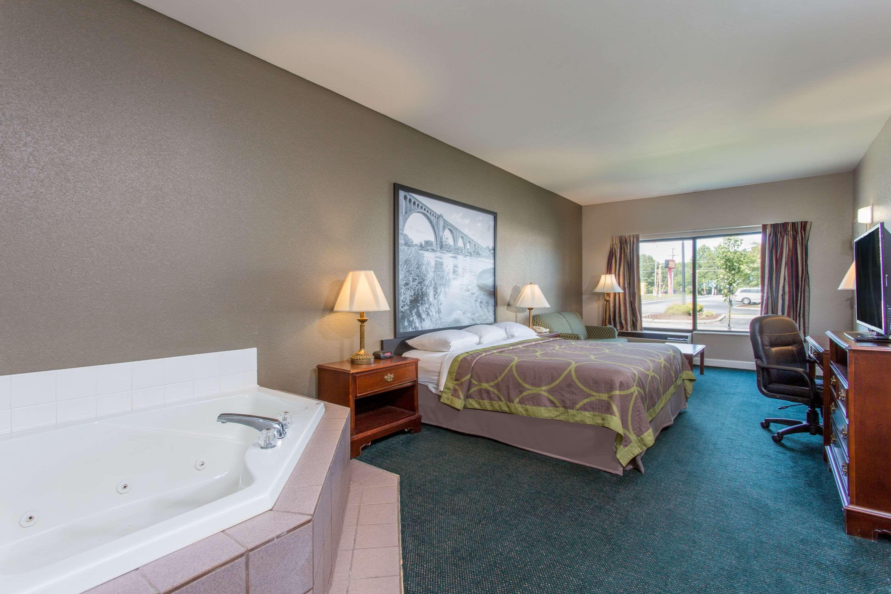 Super 8 by Wyndham Petersburg Motel Bagian luar foto