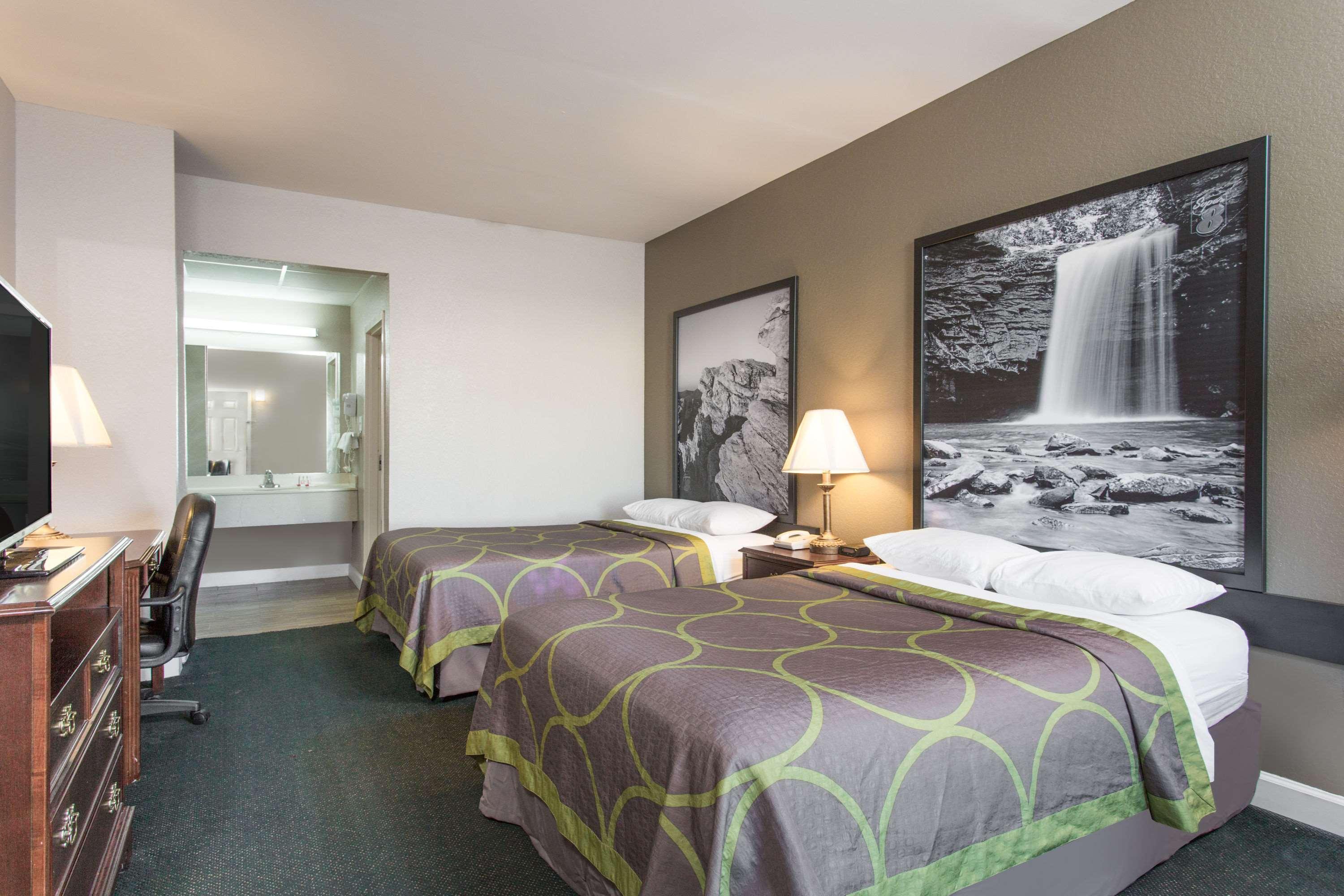 Super 8 by Wyndham Petersburg Motel Bagian luar foto