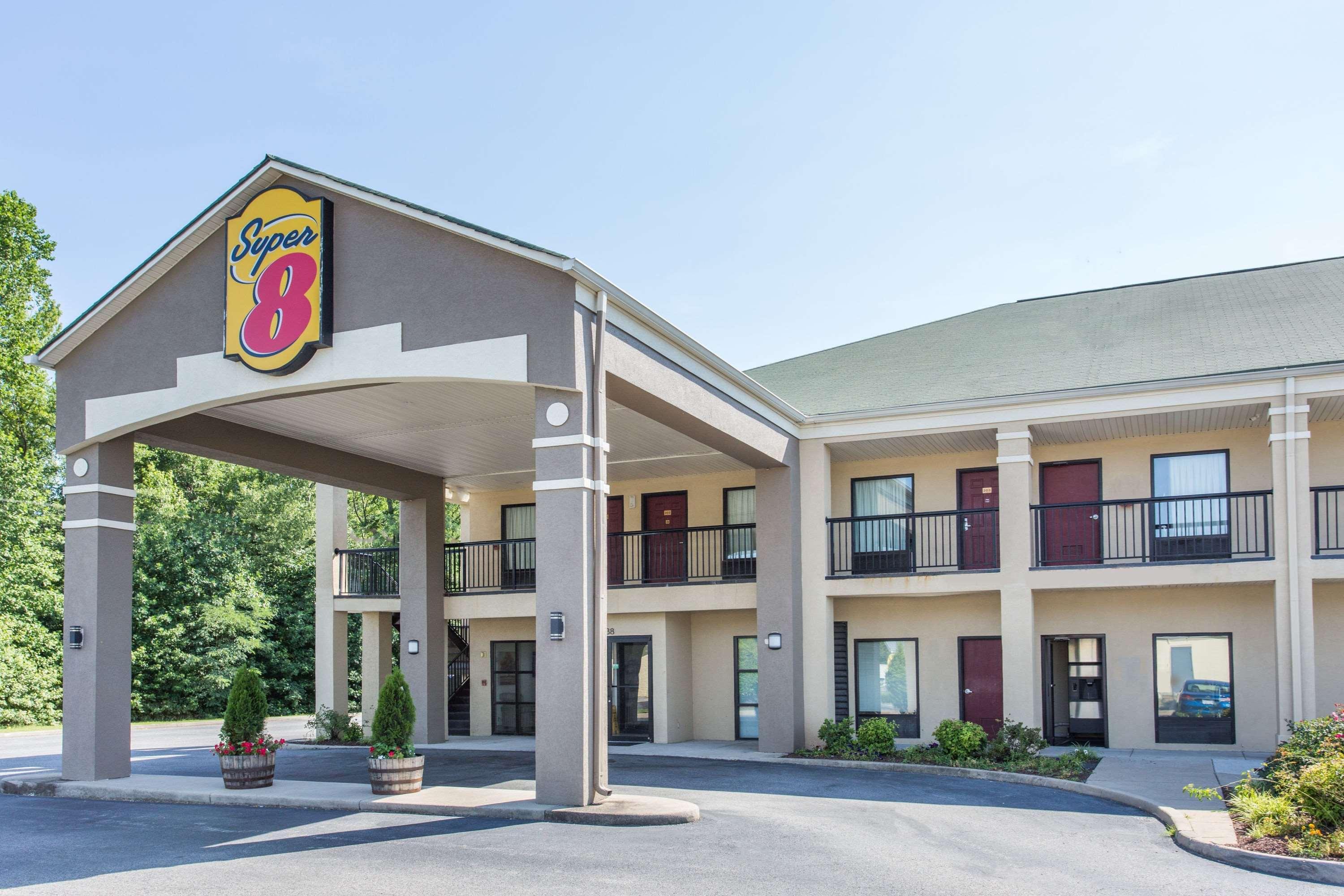 Super 8 by Wyndham Petersburg Motel Bagian luar foto