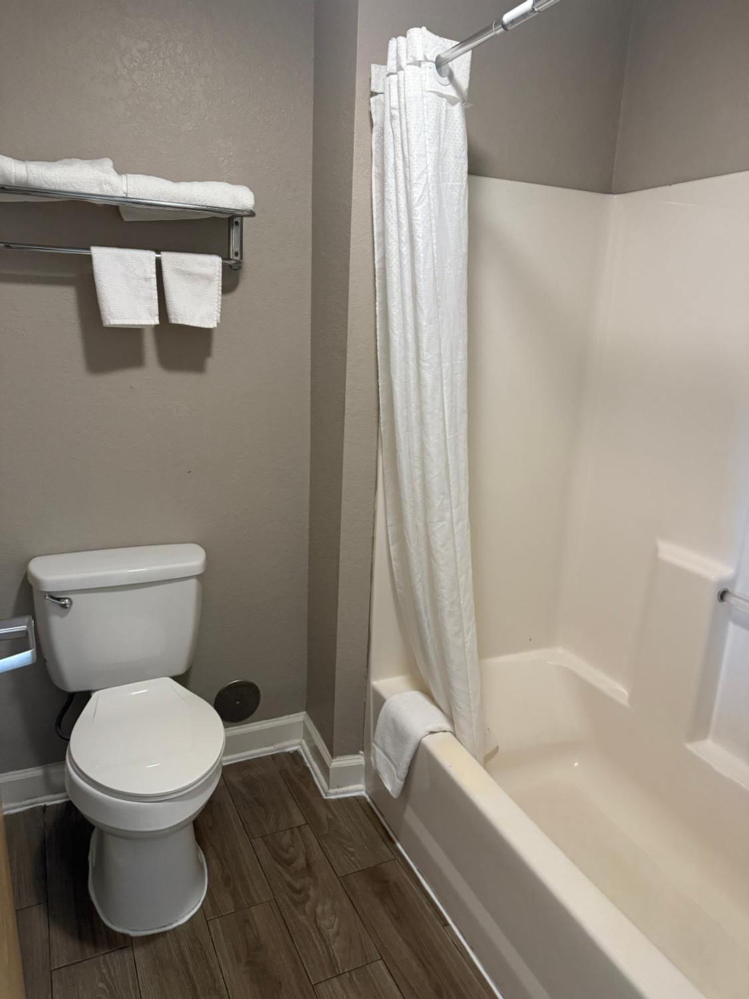 Super 8 by Wyndham Petersburg Motel Bagian luar foto
