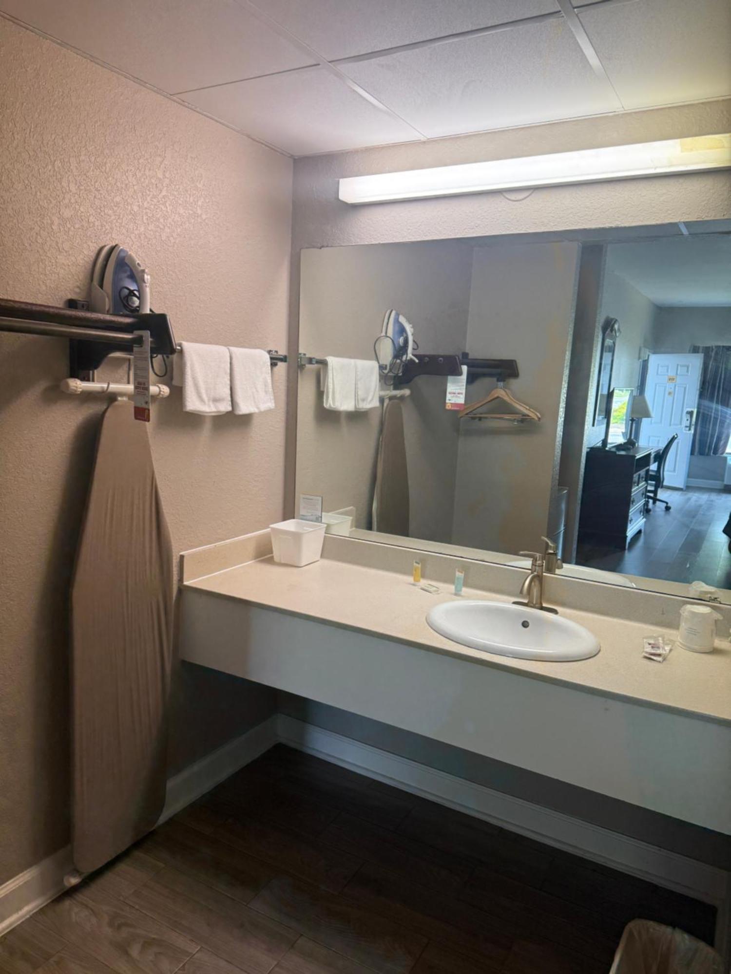 Super 8 by Wyndham Petersburg Motel Bagian luar foto