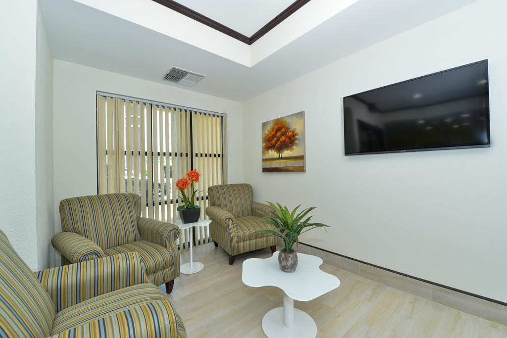 Super 8 by Wyndham Petersburg Motel Bagian luar foto